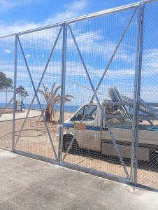 Περίφραξη γηπέδου στην παραλία της Γλυφάδας